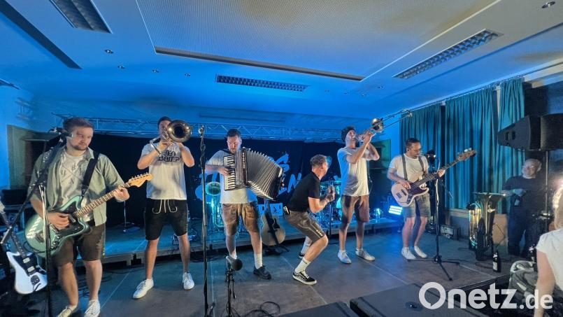D&#039;Hundskrippln rocken das Jugendheim in Iber. Bild: Markus Hubmann
