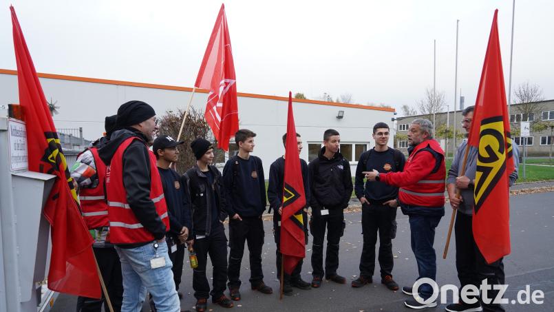 Die IG Metall hatte zum Warnstreik aufgerufen. Dem Aufruf waren auch Mitarbeiter bei der Hamm AG in Tirschenreuth gefolgt. Robert Stich (Zweiter von rechts) informierte die Azubis über die Forderungen der Gewerkschaft. Bild: kaz