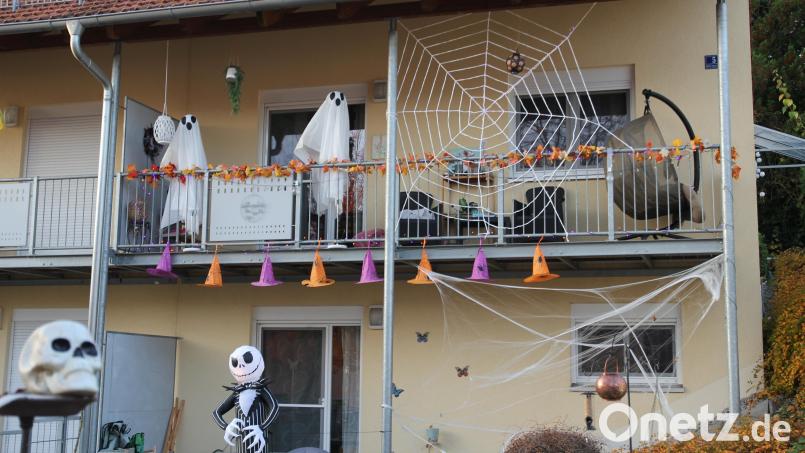 Mit Gespenstern und Spinnweben wurde dieses Haus am Brücklpoint gruselig gestaltet. Bild: fks