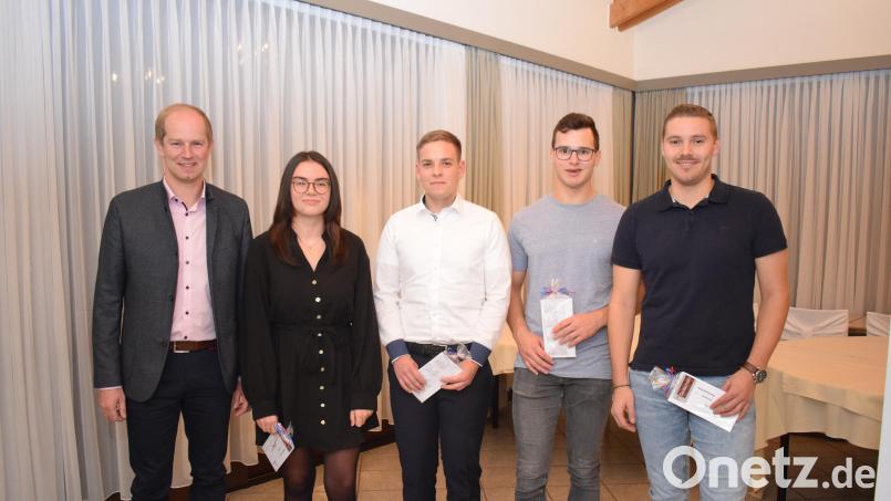In der Bürgerversammlung ehrt Bürgermeister Konrad Kiener sieben Azubis oder Studierende für hervorragenden Prüfungsergebnisse. Im Bild von links: Bürgermeister Konrad Kiener, Laura Baierl, Martin Schlögl, Markus Fleischmann, Andreas Lang. Verhindert waren Paula Schlosser, Christoph Kehrer und Lukas Fleischmann. Bild: bnr