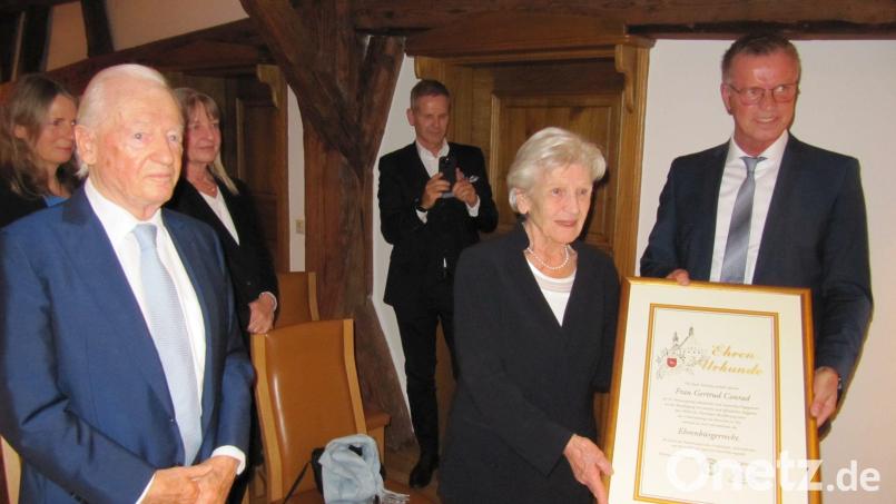 Bürgermeister Hermann Falk verleiht Gertrud Conrad das Ehrenbürgerrecht der Stadt Hirschau. Mit dabei ihr Mann Klaus Conrad (links) und ihr Sohn Werner (im Hintergrund). Bild: fg