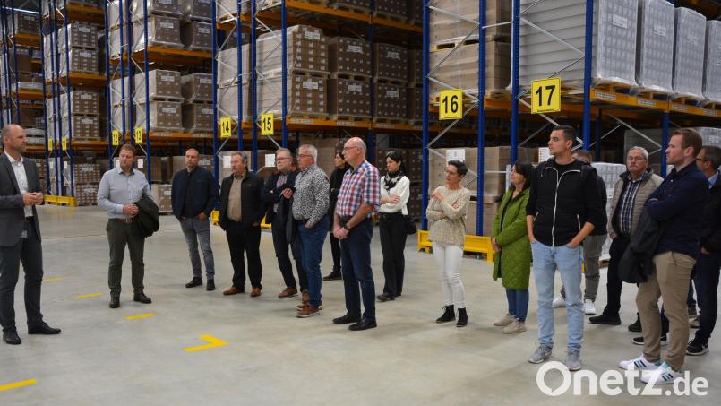 Schott-Logistikleiter Markus Punzmann (links) leitete die Führung durch die Logistikhalle. Bild: jr