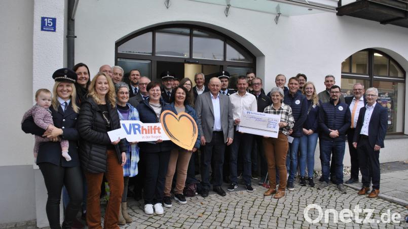 Zufriedene Gesichter nach der Spendenübergabe durch die Raiffeisenbank Hirschau eG an Vereine und Organisationen aus dem Geschäftsgebiet Freudenberg, v. r. Bankvorstand Klaus Wild und Herbert Riß von der Geschäftsstelle Freudenberg sowie der 2. Bürgermeister der Gemeinde Freudenberg Franz Weiß (Bildmitte). Bild: Uli Reindl