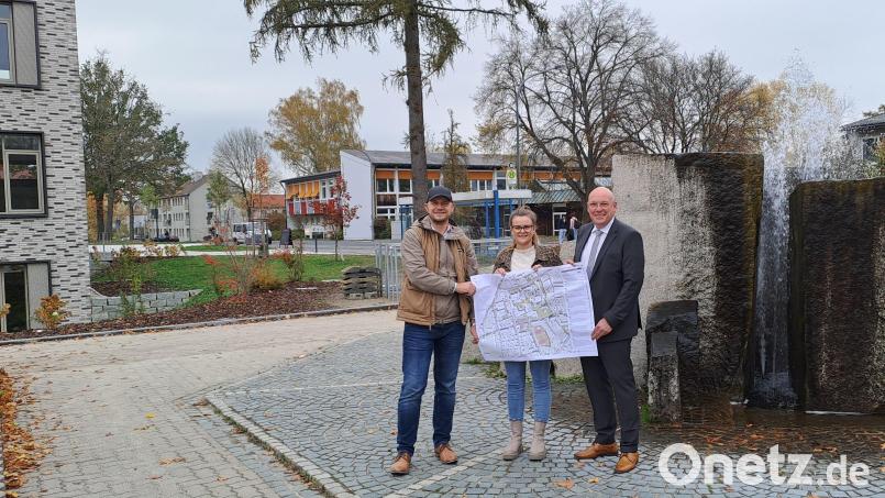 Stewog-Geschäftsführer Stefan Büttner, Projektleiterin Daniela Pöhlmann und Oberbürgermeister Oliver Weigel (von links) präsentierten das Gesamtkonzept zur Verschönerung des weitläufigen Marktredwitzer Schulzentrums. Bild: Brigitte Gschwendtner/fph