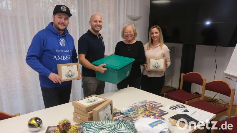 Besuch von SkF-Gönnern: Club-Schatzmeister Stefan Fuchs und Round-Table-Präsident Andreas Heil übergeben die Geschenke an SkF-Vorsitzende Marianne Gutwein und Sozialpädagogin Melissa Sitorius vom Pflegekinderdienst für den Landkreis Amberg-Sulzbach. Bild: Hubert Uschald