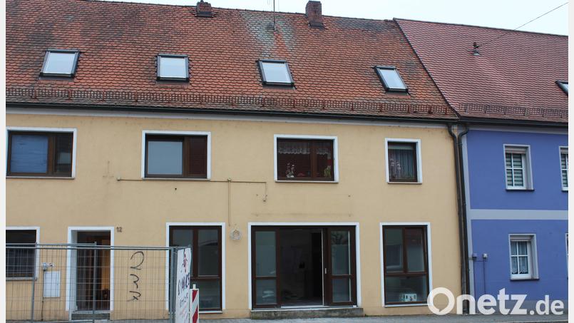 Von außen lässt noch nichts darauf schließen, dass hier demnächst die neue Hahnbacher Apotheke eröffnen soll. Im Inneren wird aber schon länger gewerkelt. Bild: Jennifer Battaglia
