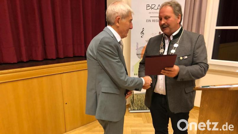 Mit dem Überreichen der Urkunde zeichnete Bernhard Schindler (rechts) Ludwig König mit der Ehrenbürger der Gemeinde aus. Bild: Renate Hermann/exb
