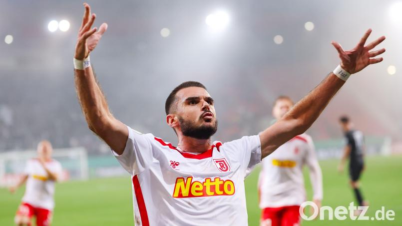 Regensburg. Rasim Bulic von Jahn Regensburg jubelt über seinen Treffer zum 1:0. Bild: Daniel Löb/dpa