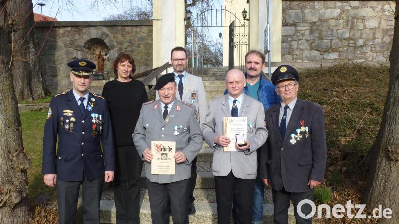 Die Krieger-, Soldaten- und Reservistenkameradschaft Hohenthan zeichnete Mitglieder aus. Von links: Kreisvorsitzender Wolfgang Danler, Martina Löw, Engelbert Träger, Jürgen Fischer, Erich Engelmann, Herbert Seer und Siegfried Walter. Bild: Siegfried Walter/exb