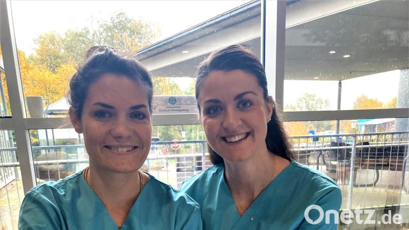 Natalie Grillmeier und Fabienne Fürst aus dem Hebammenteam der Frauenklinik freuten sich über das große Interesse der Besucherinnen und Besucher. Bild: Klinikum Fichtelgebirge/Peggy Kuniss-Pfeiffer/exb