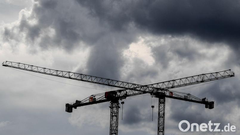 Weil ein Kran in der Marienstraße aufgebaut werden soll, müssen die Amberger mit Behinderungen rechnen. Symbolbild: Britta Pedersen/dpa-Zentralbild/dpa