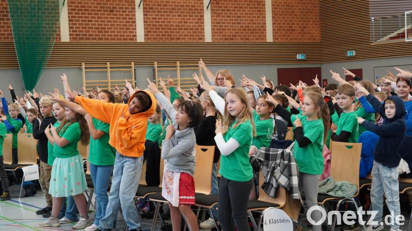 Die Mädchen und Buben haben beim &quot;Body Percussion Workshop&quot; in der Mehrzweckhalle Kemnath mächtig Spaß. Bild: kaz