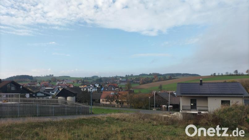 Nach der Neubewertung gibt es für die Grundeigner in Döltsch (vorne) sowie Kirchendemenreuth (hinten) und die anderen Gemeindeteile neue Grundsteuerbescheide. Bild: fz