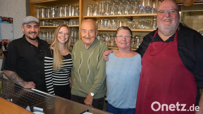 Naturfreunde-Vorsitzender Max Schmaus (Mitte) ist froh, dass Nico Schulz und Nina Mark (von links) als Nachfolger von Robert und Petra Bock (von rechts) das Naturfreundehaus Wernersreuth weiter betreiben. Bild: jr