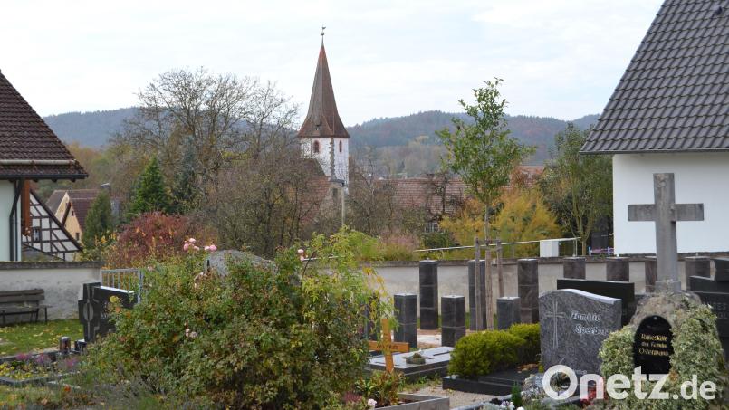 Seit mehr als 200 Jahren werden die Toten in Neukirchen am nordöstlichen Rand des alten Dorfkerns bestattet. Vorher befand sich der Friedhof unmittelbar an der alten Kirche St. Peter und Paul. Bild: wsl