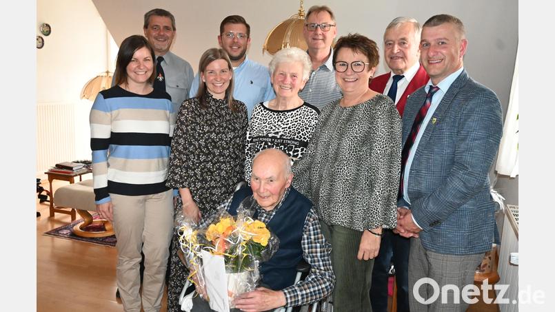 Bürgermeister Dietmar Schaller, die Vereinsvertreter Hans Lindner, Andreas Geiger, Michael Meiler, Andreas Albrecht und Ramona Beer (von rechts) feierten mit Franz Pollak und Tochter Gislinde, Ehefrau Theres und Enkelin Magdalena (Mitte, von rechts) seinen 90. Geburtstag. Bild: kki