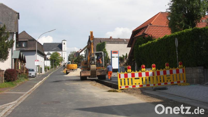 Monatelang prägten Facharbeiter und Baumaschinen das Bild in der Marienstraße in Fuchsmühl. Die Maßnahme Wasserleitungssanierung ist jetzt abgeschlossen. Archivbild: wro