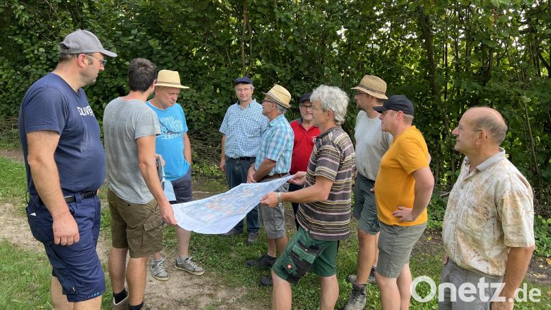 Die Vorstandschaft der Teilnehmergemeinschaft Thanstein-Tännesried bei der Flurbegehung. Bild: Anna Schwarzmaier/ALE Oberpfalz/exb
