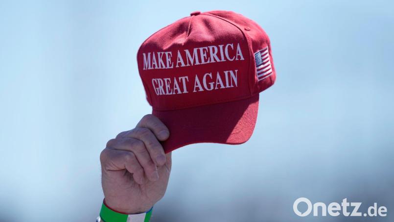 An einer ähnlichen Mütze wie dieser entzündete sich der Streit am Flughafen Heathrow. (Archivbild) Bild: Matt Rourke/AP/dpa