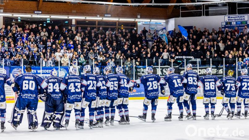 Nach dem Heimsieg gegen den EC Bad Nauheim ließen sich die Spieler der Blue Devils Weiden von ihren treuen Fans feiern. Bild: Tobias Neubert