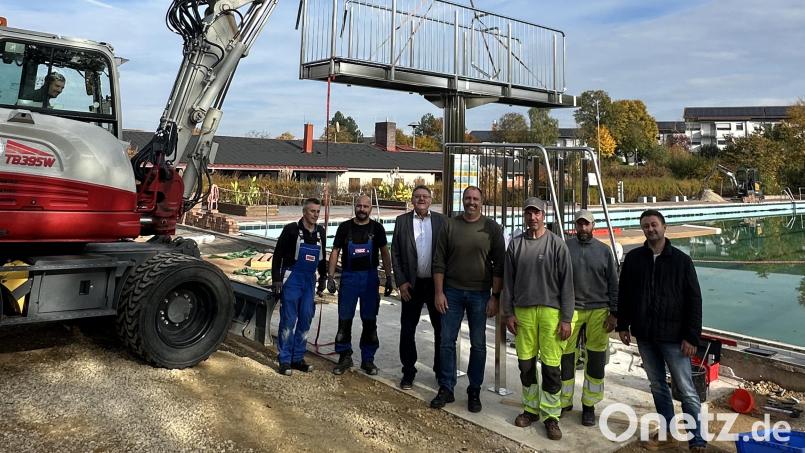 Bürgermeister Hans-Martin Schertl und Bauamtsleiter Stefan Ertl begutachten mit Matthias Härtl und den Bademeistern Gerhard Schertl und Albert Friedrich (von rechts) die neue Sprunganlage im Vilsecker Freibad. Bild: Stefanie Gradl