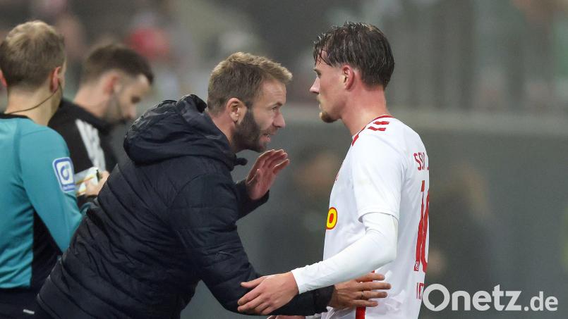 Interims-Trainer Andreas Patz (links) von Jahn Regensburg gibt Christian Viet Anweisungen. Bleibt der Thüringer als Cheftrainer? Bild: Daniel Löb/dpa
