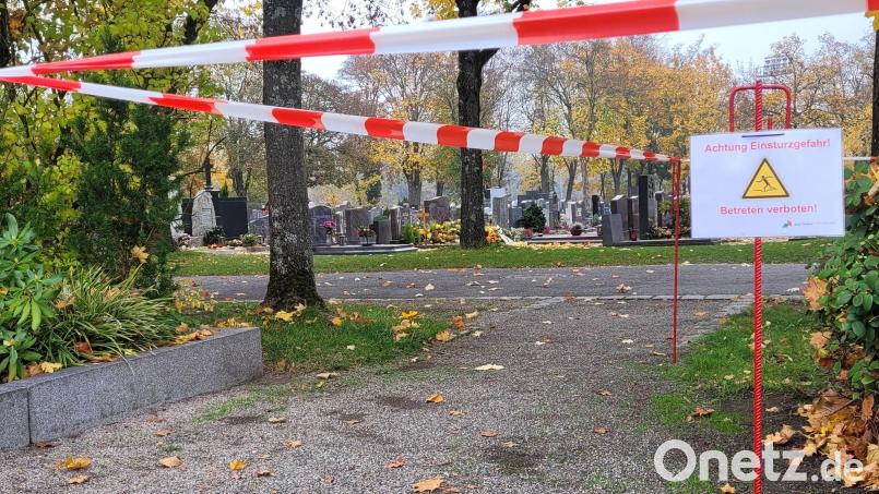 Die Stadt Weiden sperrt am Stadt- und Waldfriedhof einige Bereiche. Der Grund: Es besteht Einsturzgefahr. Bild: Stadt Weiden/exb