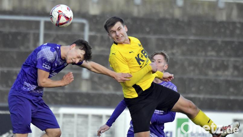 Ludwig Richthammer (rechts, Szene aus dem Spiel gegen Kareth) und der FC Amberg empfangen am Donnerstagabend den TB Roding. Bild: Hubert Ziegler
