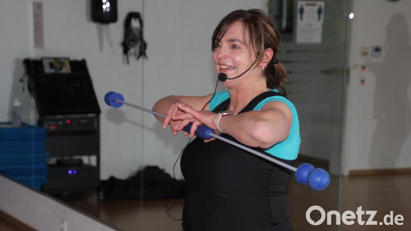 Fitness-Trainerin Bettina Lindner setzt den Schwingstab auch in ihren Kursen ein. Bild: kro