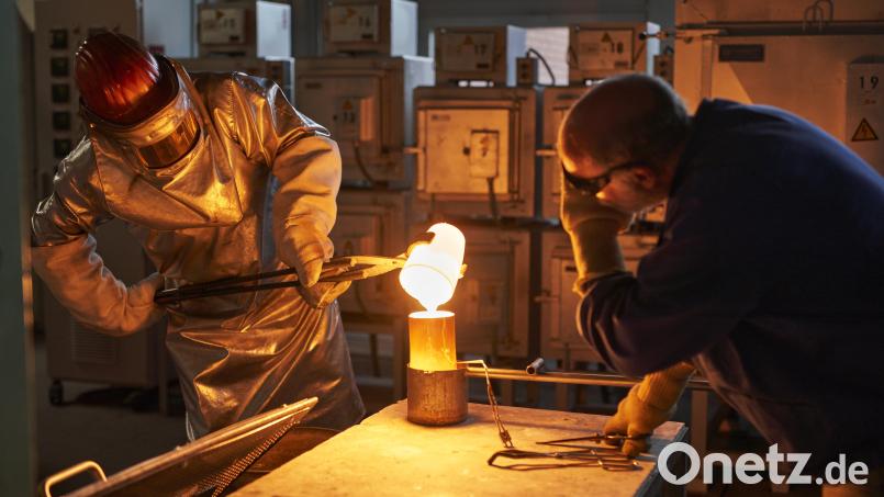 Schott-Mitarbeiter bei einem Laborversuch zum Schmelzen von Glas. Am Standort Mitterteich müssen sich die Beschäftigten wieder auf Kurzarbeit einstellen. Archivbild: Schott/exb