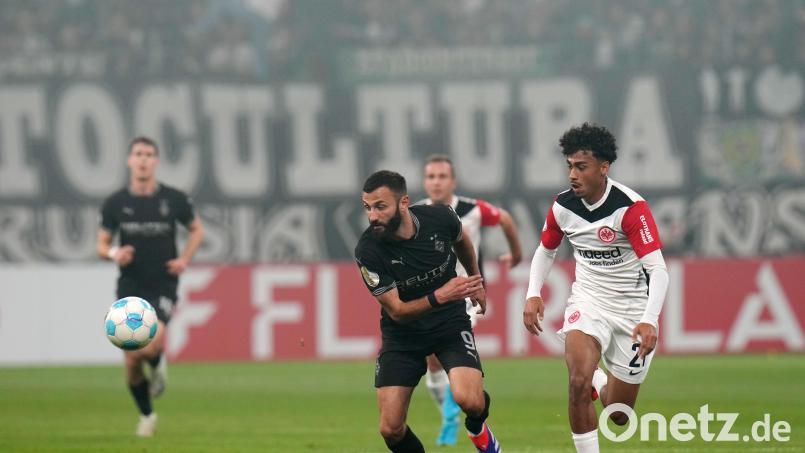 Nathaniel Brown (rechts) am Mittwochabend im Pokalspiel gegen Franck Honorat und Borussia Mönchengladbach. Bild: Thomas Frey/dpa