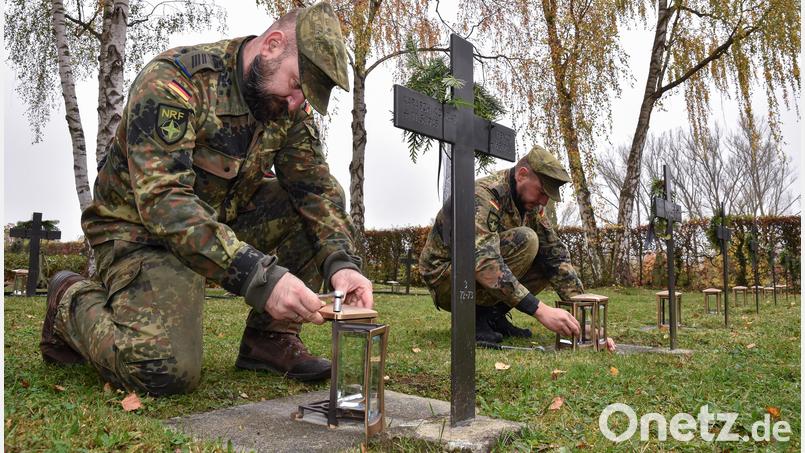 Die neuen Grablaternen für den Soldatenfriedhof wurden von Soldaten des Logistikbataillons 472 montiert. Bild: Stephan Huber