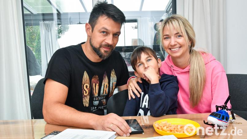 Franz (6) mit seinen Eltern Marco und Lisa. Bild: Petra Hartl
