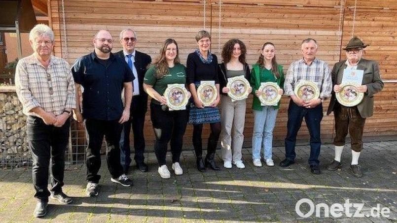 Die Landkreismeister der Sportschützen werden ausgezeichnet (von links): Werner Fischer, Turnierleiter Matthias Schmidt, stellvertretender Landrat Franz Mädler, Vanessa Breit, Katrin Lauren, Johanna Tröster, Lena Hofmann, Johann Strobl (stellvertretend für Johannes Sperber) und Klaus-Peter Georgi. Bild: Stephanie Winter