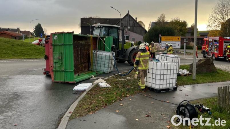 Der Anhänger eines Traktorgespanns kippte in einem Kreisverkehr bei Hof um. Zahlreiche Einsatzkräfte der Feuerwehr waren vor Ort. Bild: Polizei Hof