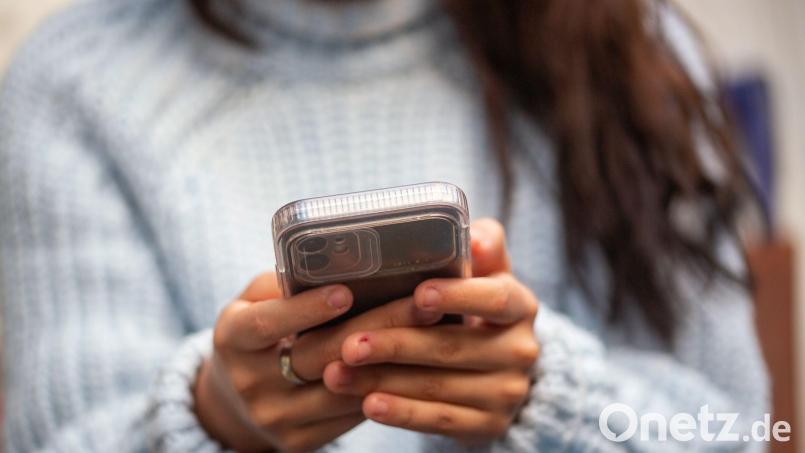 Jugendliche verbringen nach einem Rückgang in den Jahren nach der Corona-Pandemie wieder mehr Zeit im Internet. Bild: Fernando Gutierrez-Juarez/dpa