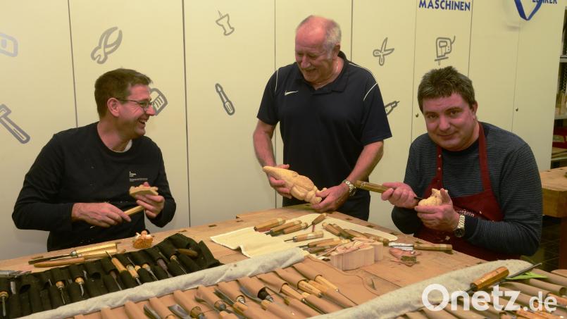 Zum Schnitzen gehören auch unterhaltsame Gespräche, so dass an dem Abend nicht nur die künstlerischen Werke im Mittelpunkt stehen. Vorsitzender Gerhard Müller (Mitte) würde sich auch über neue Mitglieder in der Runde freuen. Bild: bey