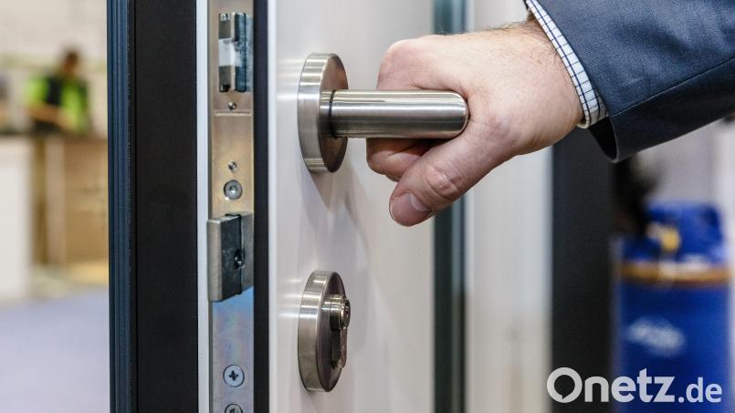 Schafft man sich eine neue Haustür an, sollte man am besten eine einbruchhemmende Tür auswählen. Symbolbild: Markus Scholz/dpa