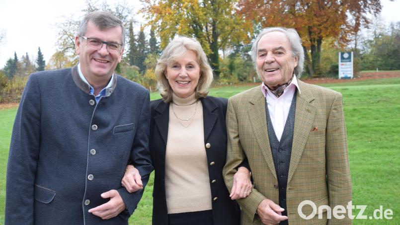 Heinke Peller feiert 80. Geburtstag, wozu ihr unter anderem Bürgermeister Peter Braun (links) und Ehemann Ronny Peller gratulieren. Bild: bö
