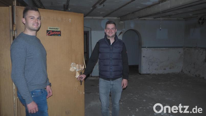Noch sieht es ziemlich desolat aus in der früheren Gaststube des &quot;Goldenen Löwen&quot;. Die neuen Investoren Philipp (links) und Felix Stilp schreckt das nicht. Bild: bl