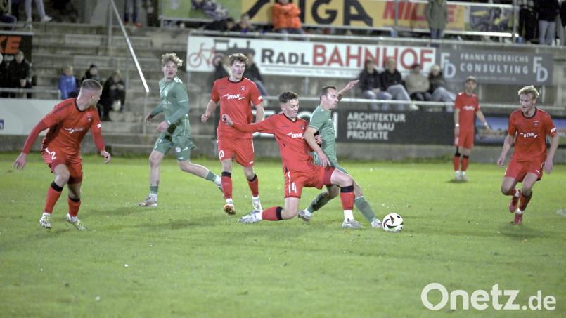Timo Kohler (Mitte, am Ball) und die DJK Gebenbach müssen am Samstag beim Würzburger FV ran. Archivbild: Hubert Ziegler