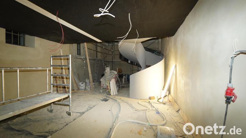 Die Arbeiten am neuen Familien- und Bürgerhaus, im ehemaligen Lenzbräu, schreiten weiter voran. Hier ein Blick auf die Wendeltreppe im Erdgeschoss. Diese verbindet die beiden Stockwerke der Stadtbücherei. Bild: kaz