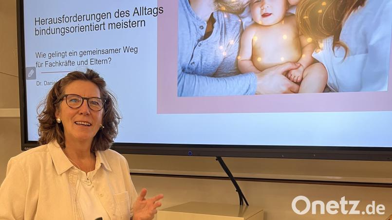 Dr. Daniela Dotzauer spricht beim Forum „Frühe Hilfen“ im König-Ruprecht-Saal des Landratsamts Amberg-Sulzbach. Bild: Christine Hollederer