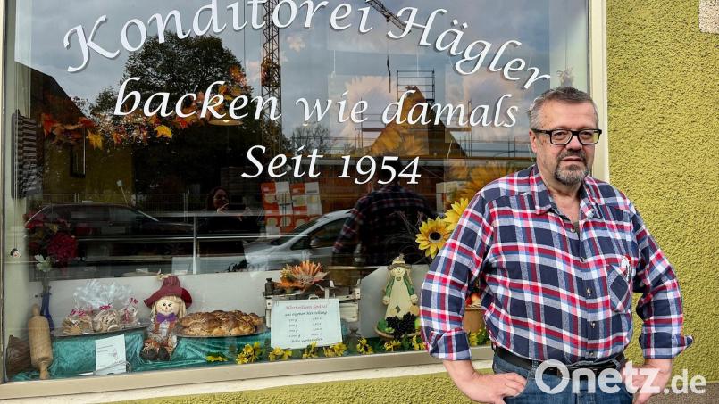 Noch steht Georg Hägler vor seinem Café am Hammerweg. Im Januar wird er es für immer schließen. Bild: Gabi Schönberger