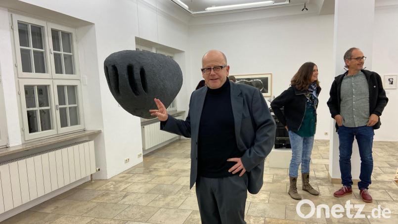 Der Berliner Künstler und Pneumopteria-Forscher Roland Boden mit dem Modell eines Himmelsleviathans. Die Ausstellung ist derzeit im Luftmuseum zu sehen. Bild: Andreas Ascherl
