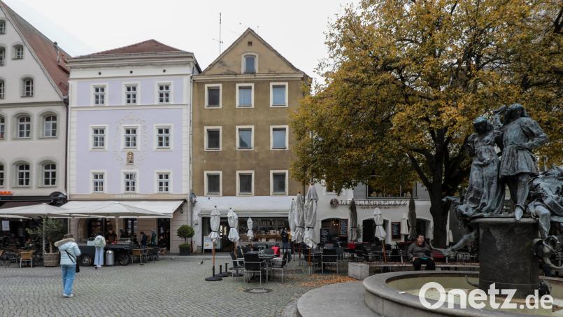 Schmuck schaut er aus, der Amberger Marktplatz. Mit Ausnahme des Anwesens Nummer 8. Das allerdings soll in den kommenden Jahren vom &quot;hässlichen Entlein&quot; zum stolzen Schwan werden. Bild: Wolfgang Steinbacher