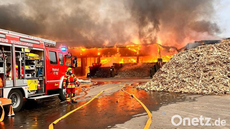 Heftige Flammen auf dem Gelände des Recycling-Centers in Steinfels bei Mantel. Bild: Feuerwehr Weiherhammer