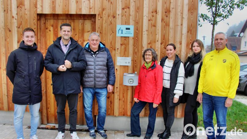Der an der Gemeindescheune installierte Brunnen weihten der Etzelwanger Bürgermeister und Helfer, die bei der Installation mit angepackt hatten, ein (von links): Timo Bielesch, Roman Berr, Gerhard Pirner, 2. Bürgermeisterin Lydia Zahner, Laura Miszka, Silke Meyer und Christoph Miszka. Bild: ds