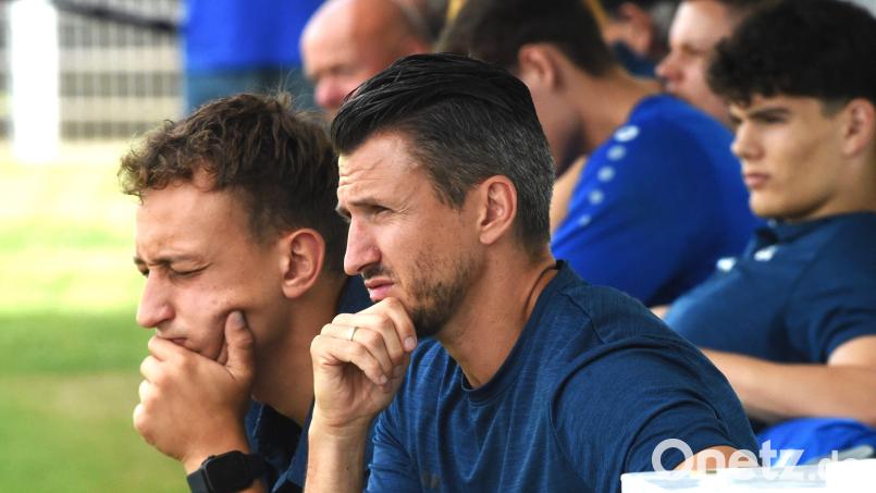 SpVgg-SV-Trainer Michael Riester (Mitte) erwartet am Samstag mit dem FC Ingolstadt die &quot;Mannschaft der Stunde&quot; in der Bayernliga Nord. Bild: btg