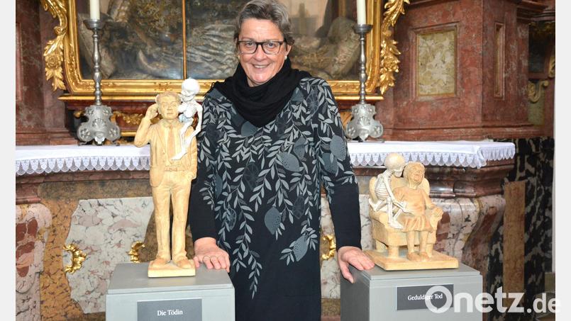 Dr. Angela Eberhard präsentiert bis zum 29. November die Ausstellung „Totentanz“ in der Basilika. Bild: jr